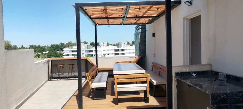 Pérgola con vistas al Lagoon — Marcelo Benítez Construcciones